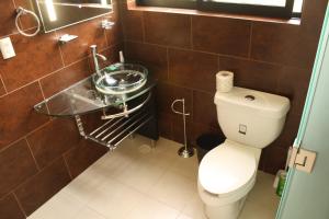 A bathroom at Casa Corazon de Plata Suites