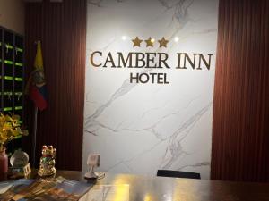 Aguas VerdesにあるHotel Camberの「カメラインホテル」と書かれた看板のあるテーブル