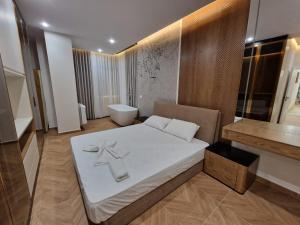 een slaapkamer met een groot bed en een badkamer bij DURRES Beachfront Central TOP LOCATION APARTAMENTS in Durrës +41 foto's
