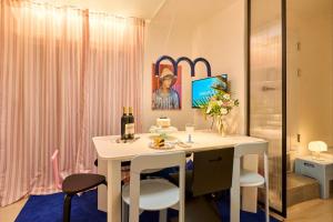 a room with a white table with chairs and flowers at Itaewon Mellow Stay#Namsan#Seoul Station#Hannam#Seongsu#Free Luggage in Seoul