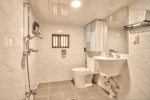 a white bathroom with a toilet and a sink at Itaewon Mellow Stay#Namsan#Seoul Station#Hannam#Seongsu#Free Luggage in Seoul +24 photos