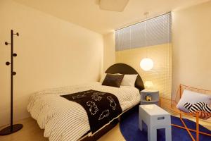 a bedroom with a bed with a black and white comforter at Itaewon Mellow Stay#Namsan#Seoul Station#Hannam#Seongsu#Free Luggage in Seoul