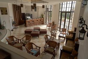 ein Wohnzimmer mit vielen Stühlen und Tischen in der Unterkunft The Cliff Lux Apartment Obzor, Burgas, Bulgaria in Obsor