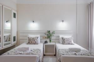 a bedroom with two beds and a mirror at Tower Franca Hotel in Franca
