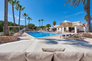 Bazén v ubytování Secluded 6 Bedroom Retreat in Ibiza, 1033 nebo v jeho okolí