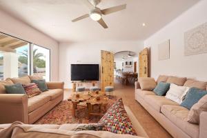 TV a/nebo společenská místnost v ubytování Secluded 6 Bedroom Retreat in Ibiza, 1033