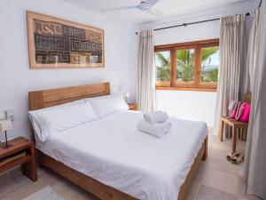 En eller flere senge i et værelse på Luxury Awaits: Rent Ibiza Villa 1001 + 14 billeder