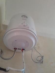 eine Nähe einer weißen Toilette im Bad in der Unterkunft Nipuni sky Holidays in Nuwara Eliya