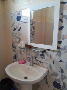 ein Badezimmer mit einem Waschbecken und einem Medizinschrank in der Unterkunft Nipuni sky Holidays in Nuwara Eliya + 12 Fotos