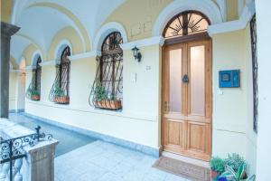 ブダペストにあるRustic Eleganceの木製のドアと窓のある廊下