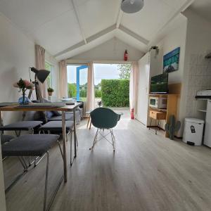 Η κουζίνα ή μικρή κουζίνα στο Cozy cottage Tzummarum near the Wadden Sea