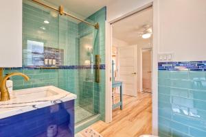 Ένα μπάνιο στο Luxury 3BR Oceanside Condo, AC, Walk to Beach & Pier, Private Patio, WFH Ready +25 φωτογραφίες