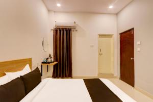 Ένα ή περισσότερα κρεβάτια σε δωμάτιο στο Collection O De Alphabet Hotel ECIL +26 φωτογραφίες