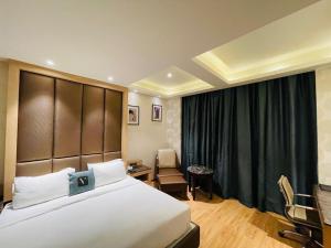 Postel nebo postele na pokoji v ubytování Hotel V Hazratganj