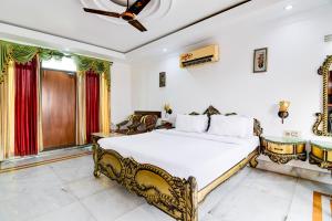 une chambre avec un lit king size dans une pièce dans l'établissement Palette - Hotel ICON Bakkhali, à Bakkhali