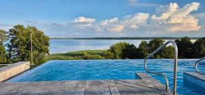ミエルノにあるLake View Mielnoの湖の景色を望むスイミングプール