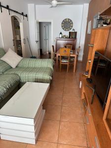 ベルハにあるApartamento con vistas al mar en Balanegraのソファとテーブルのあるリビングルーム +8枚の写真