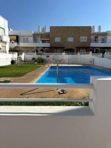 ベルハにあるApartamento con vistas al mar en Balanegraの建物の真ん中にあるプール