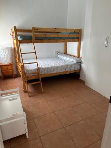 ベルハにあるApartamento con vistas al mar en Balanegraのベッドルーム1室(二段ベッド2組付)が備わります。