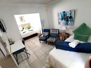 Giường trong phòng chung tại Sleep@161 Benade Drive