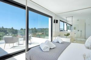 Un pat sau paturi într-o cameră la Stunning 8 Bedroom Mansion in Ibiza City, 1005 +43 fotografii