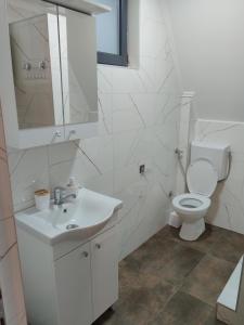 カルゲスケ・バレにあるBrvnara Tarski proplanakのトイレと洗面台を備えた白いバスルーム +18枚の写真