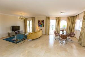 Et tv og/eller underholdning på Premium Villa pool and beach