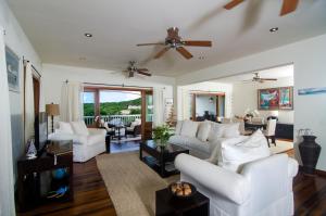 Lounge o bar area sa Residences at Nonsuch Bay Antigua - Room Only - Self Catering