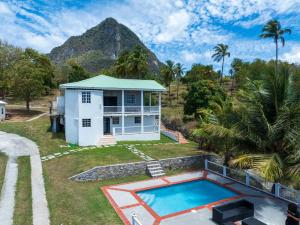 a house with a swimming pool and a mountain at Piton star villa in Choiseul