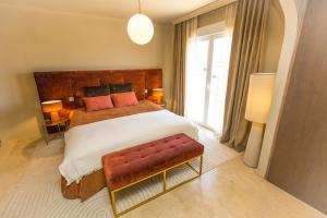 En eller flere senge i et værelse på Premium Villa pool and beach + 29 billeder