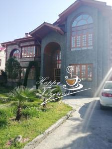 een gebouw met een bordje 'kopje koffie' erop bij Grand Stone&Wood 3 Room Mansion in Srinagar +20 foto's