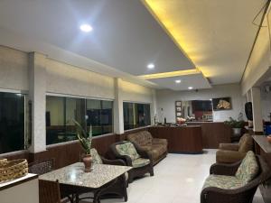 una hall con divano, sedie e tavolo di Hotel Portal do Pantanal a Corumbá