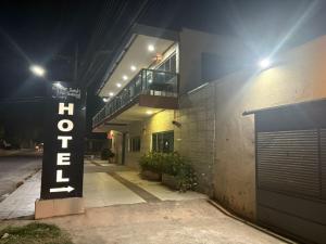 un edificio con un cartello di fronte di notte di Hotel Portal do Pantanal a Corumbá