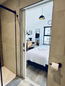 Uno in the City - Luxury Serviced Accommodation客房内的一张或多张床位