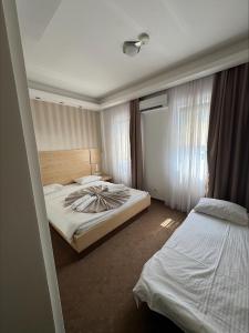 Postel nebo postele na pokoji v ubytování Laurus Motel Airport Tuzla