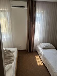 Postel nebo postele na pokoji v ubytování Laurus Motel Airport Tuzla