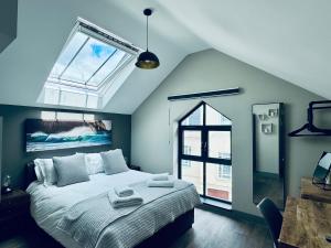 特鲁罗Uno in the City - Luxury Serviced Accommodation的一间带大床和窗户的卧室