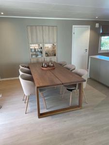 a dining room table and chairs in a room at Modern 3 bedroom villa 10min from Oslo Airport Gardermoen in Jessheim +2 photos