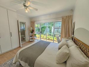 Ένα ή περισσότερα κρεβάτια σε δωμάτιο στο Plett Family Escape with Pool +33 φωτογραφίες
