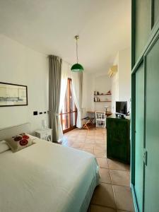 Ένα ή περισσότερα κρεβάτια σε δωμάτιο στο VelaLatina Residence B&B Soverato - Camera Maestrale & Camera Tramontana