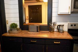 Cucina o angolo cottura di Cozy Atl Getaway - 5 Min From Airport & Downtown