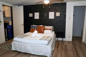 Letto o letti in una camera di Cozy Atl Getaway - 5 Min From Airport & Downtown