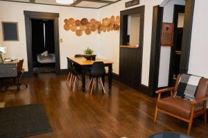 Area soggiorno di Cozy Atl Getaway - 5 Min From Airport & Downtown
