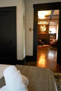 Letto o letti in una camera di Cozy Atl Getaway - 5 Min From Airport & Downtown