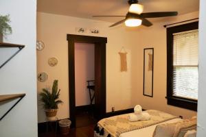 Letto o letti in una camera di Cozy Atl Getaway - 5 Min From Airport & Downtown