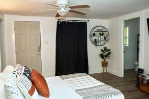 Letto o letti in una camera di Cozy Atl Getaway - 5 Min From Airport & Downtown