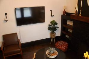TV o dispositivi per l'intrattenimento presso Cozy Atl Getaway - 5 Min From Airport & Downtown