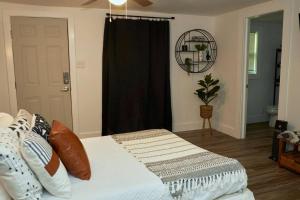 Letto o letti in una camera di Cozy Atl Getaway - 5 Min From Airport & Downtown