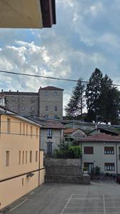 una vista de un edificio desde un aparcamiento en Dimora Einaudi, en Cravanzana