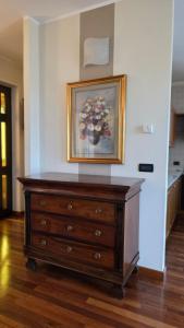 un tocador en una habitación con una pintura en la pared en Dimora Einaudi, en Cravanzana 3 fotos más